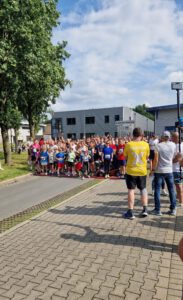 Die Läufer und Läuferinnen des ersten Castroper Feierabendlaufes stehen an der Startlinie.