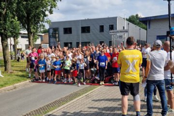 Die Läufer und Läuferinnen des ersten Castroper Feierabendlaufes stehen an der Startlinie.