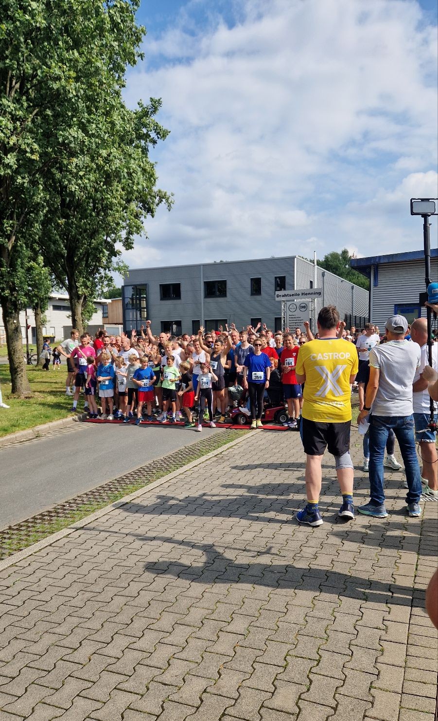Die Läufer und Läuferinnen des ersten Castroper Feierabendlaufes stehen an der Startlinie.