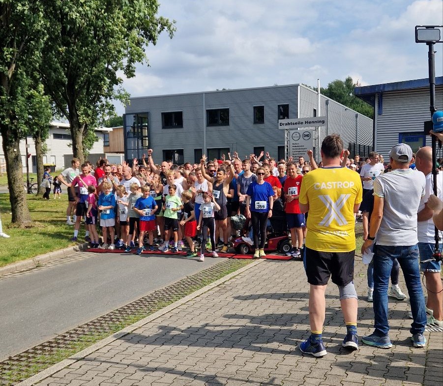 Die Läufer und Läuferinnen des ersten Castroper Feierabendlaufes stehen an der Startlinie.