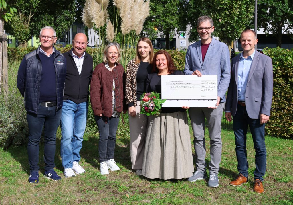 Auf einem Gruppenfoto von der Scheckübergabe stehen von links nach rechts: Marc Kettling (wewole Leitung Infrastruktur und Technik), Wolfgang Heller (Mit-Organisator), Anne Krüger (Vorständin wewole), Marie-Lena Biermann (wewole Bereichsleitung Erin-Park), Dudu Vural (Chancenwerk), Jens Langensiepen (Geschäftsführer Wirtschaft & Marketing GmbH Castrop-Rauxel) und Arnd Lattenkamp (Vorstand wewole).