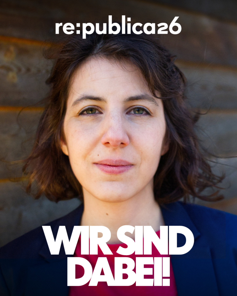 Porträt von Juliane Vicari von Chancenwerk e.V. vor einer Holzwand mit dem Schriftzug „re:publica26“ und „WIR SIND DABEI!“.